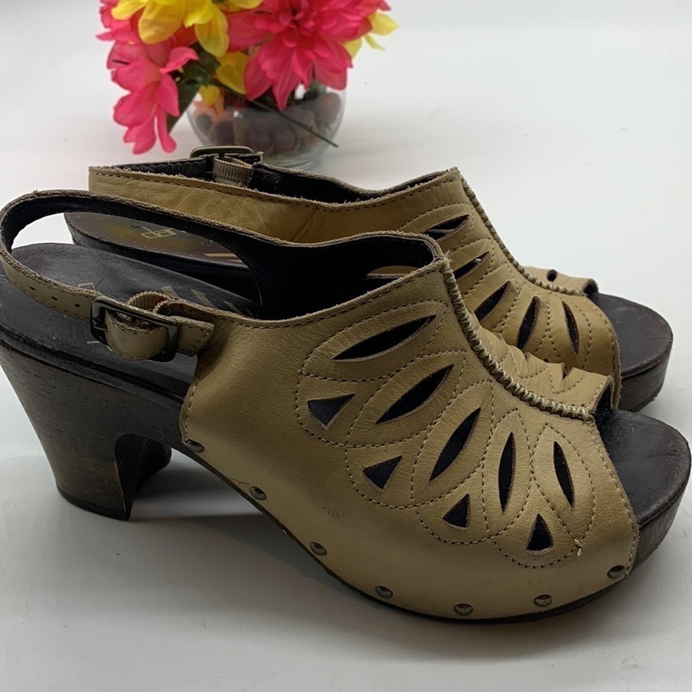 Dansko Tan Cut Out Peep Toe Heels Sz 40. DAN0222C